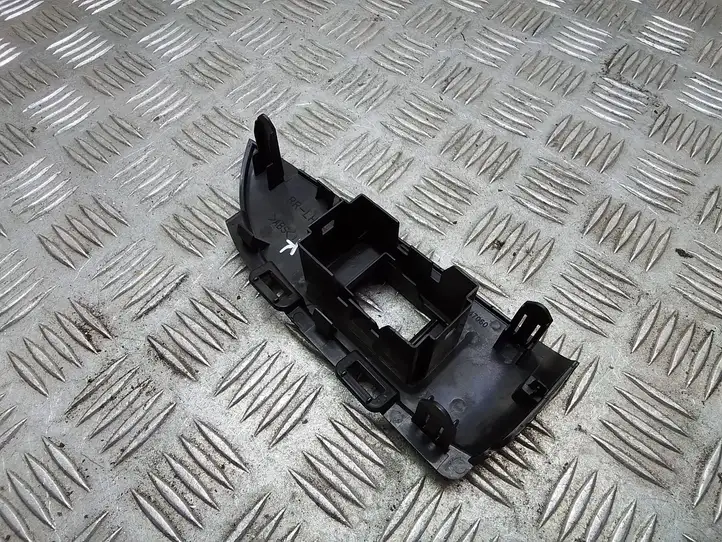 Toyota Prius (XW30) (2009 - 2015) 7427247060 Накладка кнопки стеклоподъемника — фото 3