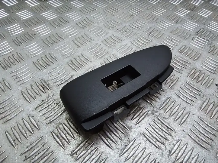 Toyota Prius (XW30) (2009 - 2015) 7427247060 Накладка кнопки стеклоподъемника — фото 4