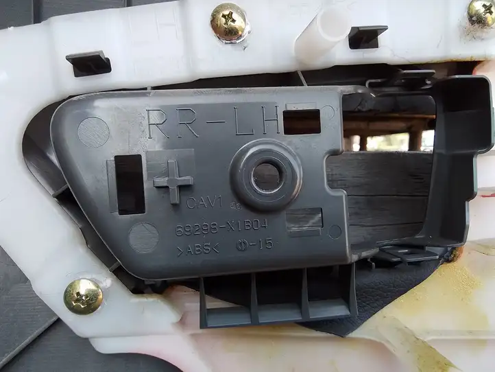 Toyota Prius (XW30) (2009 - 2015) 74816X1B00 Обшивка задней двери — фото 2