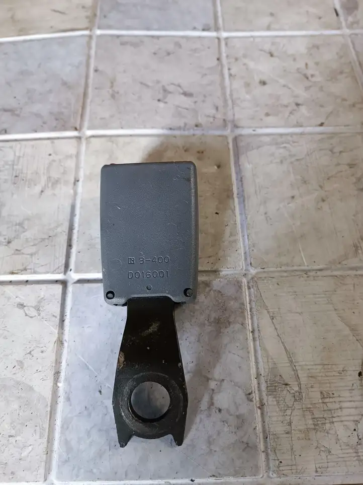 Toyota Previa (XR30, XR40) II (2000 - 2006) D016001 Замок заднего ремня — фото 1