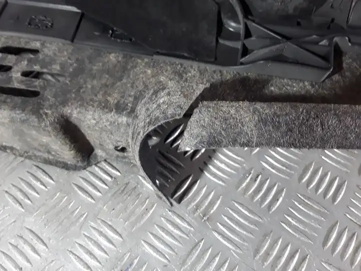 Audi A4 (2011 - 2015)   Нижний отделочный щит бока багажника