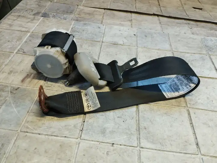 Toyota Corolla Verso AR10 (2004 - 2009) 0433086 Задний ремень безопасности — фото 1