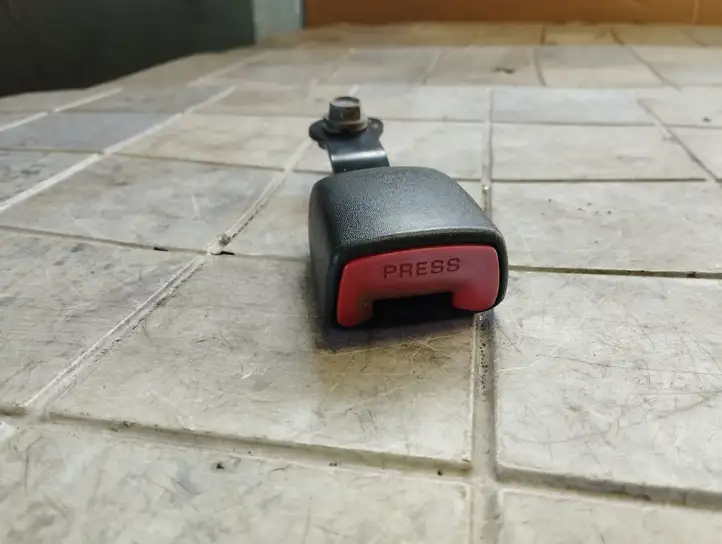 Toyota Corolla Verso AR10 (2004 - 2009)   Замок заднего ремня