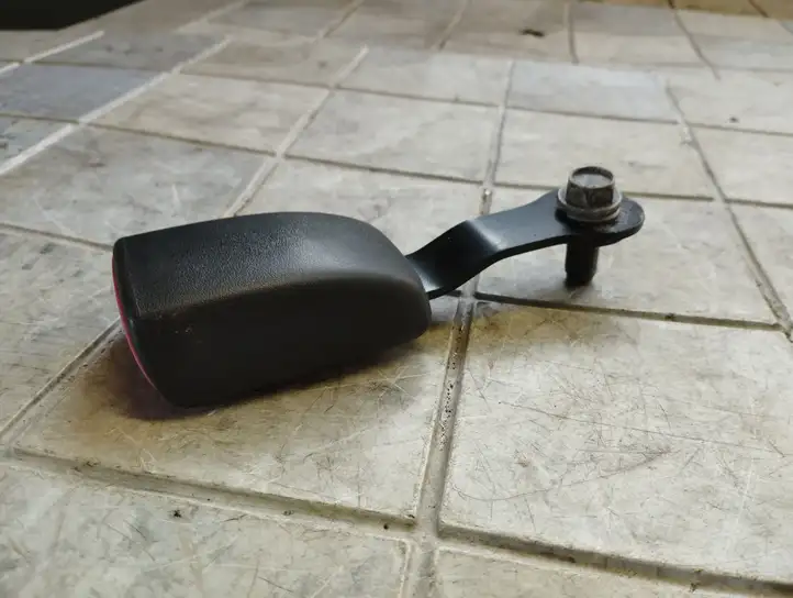 Toyota Corolla Verso AR10 (2004 - 2009)   Замок заднего ремня