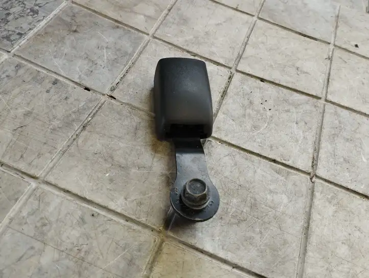 Toyota Corolla Verso AR10 (2004 - 2009)   Замок заднего ремня