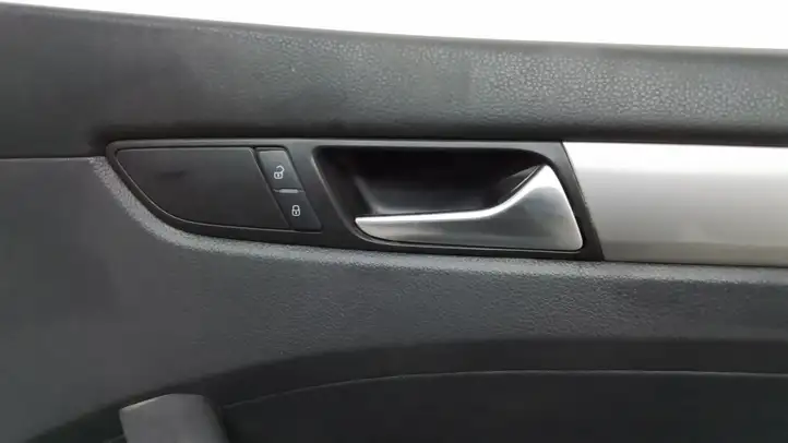 Volkswagen PASSAT B7 USA (2012 - 2016) 561867012 Обшивка передней двери — фото 5