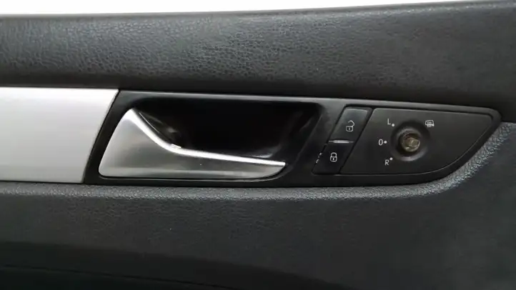 Volkswagen PASSAT B7 USA (2012 - 2016) 561867011A Обшивка передней двери — фото 9