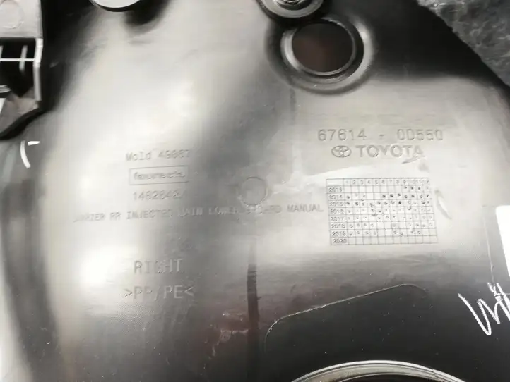 Toyota Yaris (2019 - ) 676140D560 Обшивка задней двери — фото 4