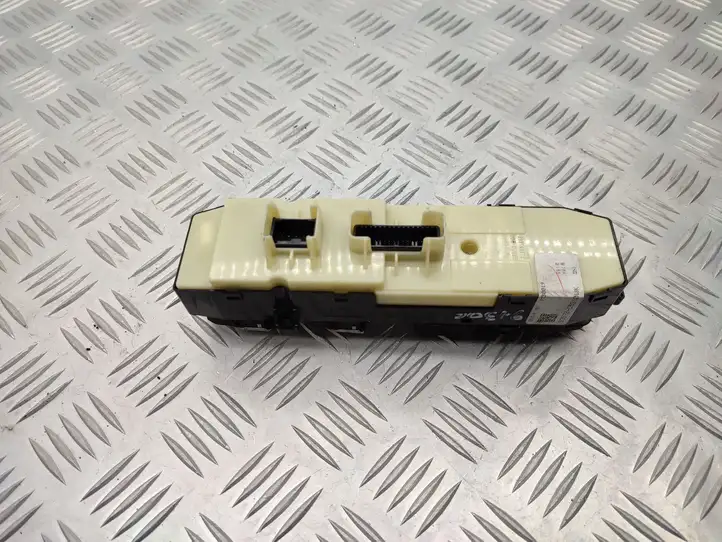 Kia Sorento (2014 - 2017) 93570C5310WK Кнопка стеклоподъемников — фото 10