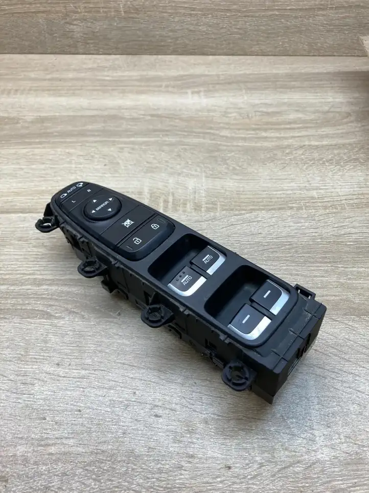 Kia Niro 4C749F1200 Кнопка стеклоподъемников — фото 1