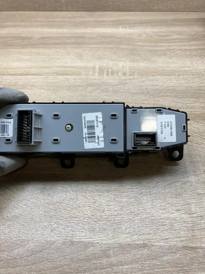 Kia Niro 4C749F1200 Кнопка стеклоподъемников — фото 4