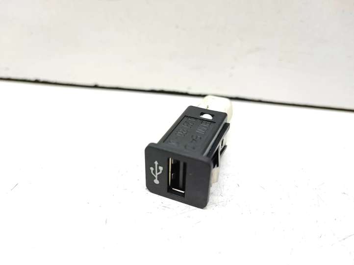 9237656 BMW X1 E84 USB jungtis