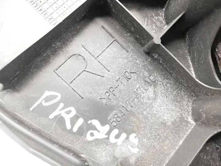 Toyota Prius (NHW20) (2003 - 2009)  5841747010 Боковая отделка (задняя)