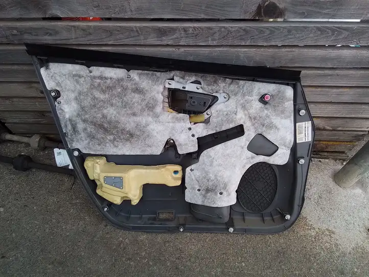 Toyota Prius (XW30) (2009 - 2015) 67777X1B06 Обшивка передней двери — фото 4