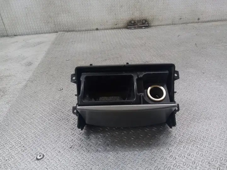 Toyota Avensis T250 (2006 - 2009)   Пепельница