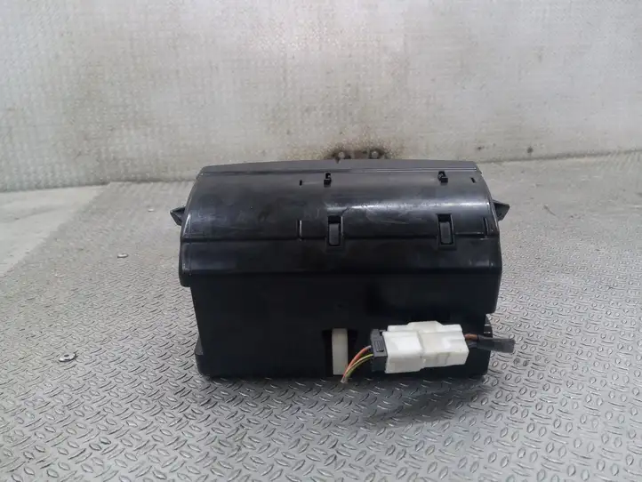 Toyota Avensis T250 (2006 - 2009)   Пепельница