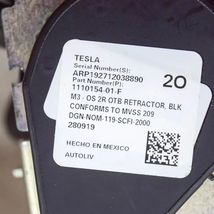 Tesla Model 3 (2017 - 2023)  111015401F Задний ремень безопасности