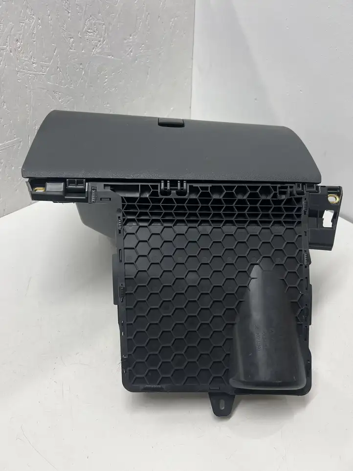 Skoda Fabia Mk3 (NJ) (2015 - 2021) 6V1857097H Бардачок в сборе — фото 5