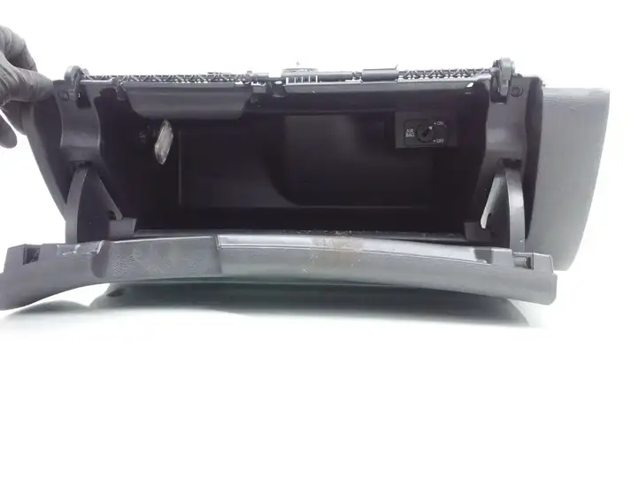 Skoda Octavia Mk2 (1Z) (2004 - 2013)  1Z1857097S Комплект ящика для вещей (бардачка)