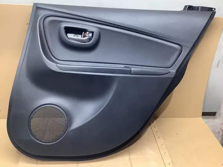 Toyota Yaris (2014 - 2019) 676140D560 Обшивка задней двери — фото 1