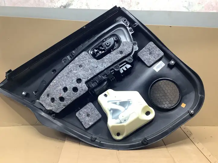 Toyota Yaris (2014 - 2019) 676140D560 Обшивка задней двери — фото 3