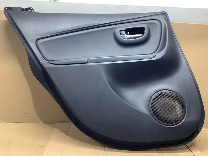 Toyota Yaris (2014 - 2019) 676130D560 Обшивка задней двери — фото 1
