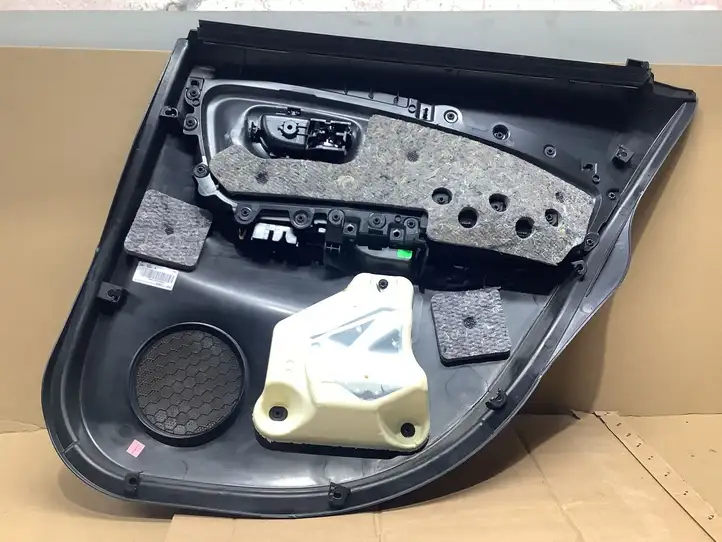 Toyota Yaris (2014 - 2019) 676130D560 Обшивка задней двери — фото 3