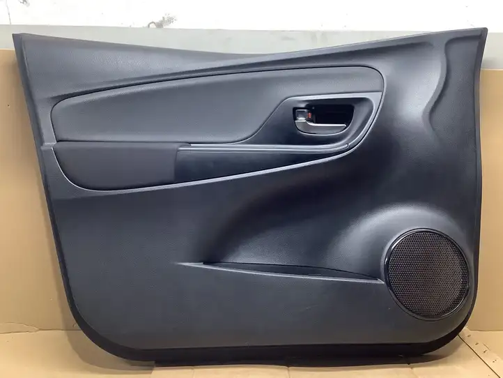 Toyota Yaris (2014 - 2019) 677640D130 Обшивка передней двери — фото 1