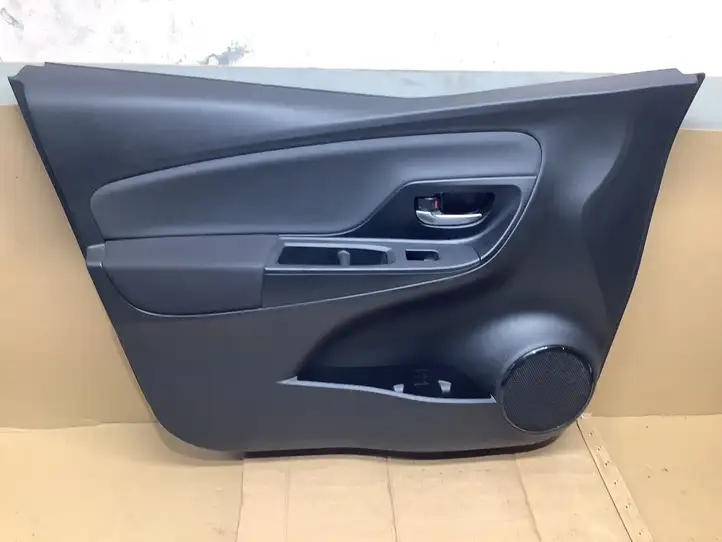 Toyota Yaris (2014 - 2019) 677640D130 Обшивка передней двери — фото 2