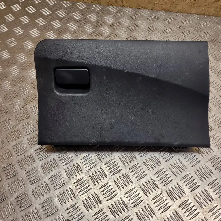 Toyota Yaris (2005 - 2009) 5555052170 Крышка бардачка — фото 1