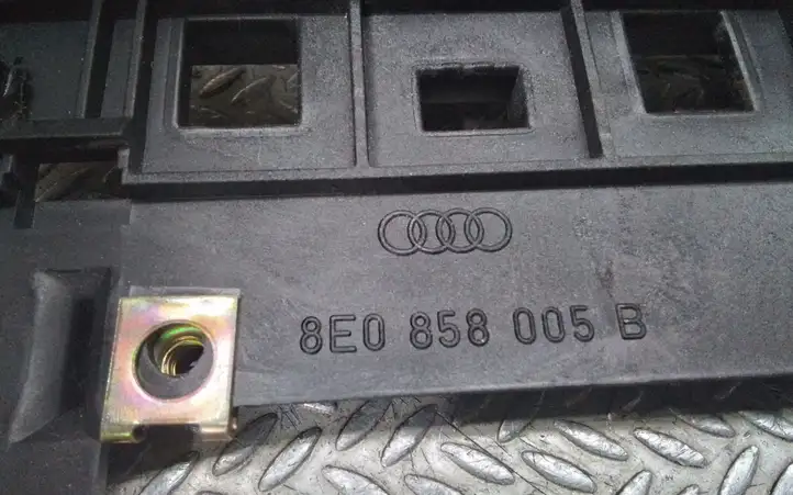 Audi A4 S4 B6 8E 8H (2000 - 2006) 8E0858005B Прочие детали панели — фото 2