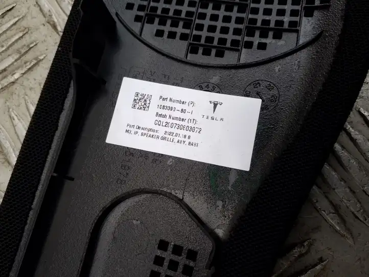 Tesla Model 3 (2017 - 2023) 108339080I Декоративная планка — фото 2