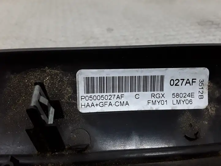 Chrysler Voyager (2001 - 2004)  P05005027AF Отделка радио/ навигации