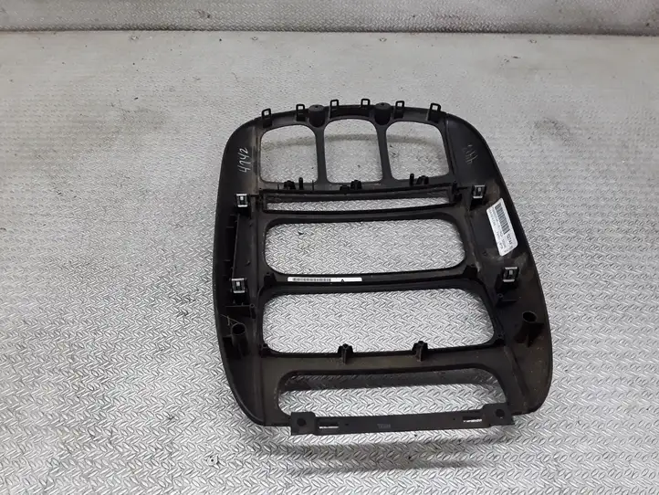 Chrysler Voyager (2001 - 2004)  P05005027AF Отделка радио/ навигации