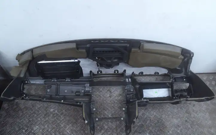 BMW 5 E60 E61 (2004 - 2010)  9123687 Панель