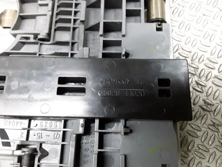 Toyota Avensis Verso (2001 - 2004) 5562944020 Передний подстаканник — фото 2