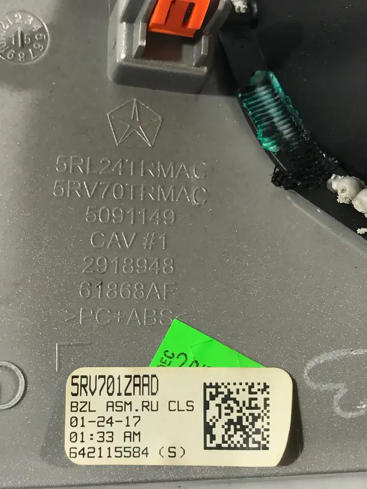 Chrysler Pacifica (2016 - ) 5RL24TRMAC Отделка панели приборов — фото 2