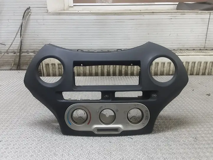 Toyota Yaris Verso (1999 - 2005) 7591970010 Центральная отделка панели приборов — фото 1
