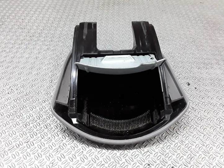 Mitsubishi Grandis (2003 - 2012) Передняя пепельница — фото 2