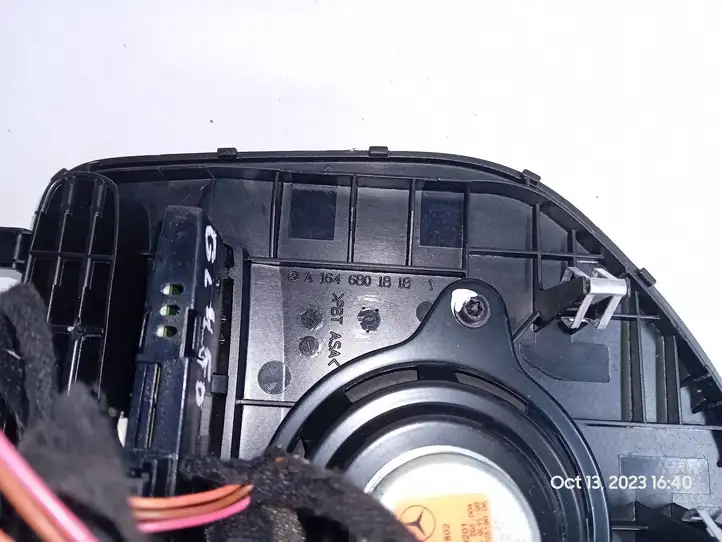 Mercedes-Benz GL X164 (2006 - 2012) A1646801818 Накладка центрального динамика — фото 4