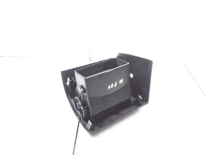 Volkswagen Fox (2005 - 2009)  5Z0819703 Воздушная решётка окна