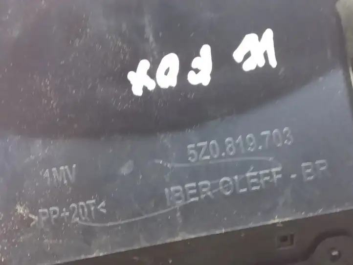 Volkswagen Fox (2005 - 2009)  5Z0819703 Воздушная решётка окна