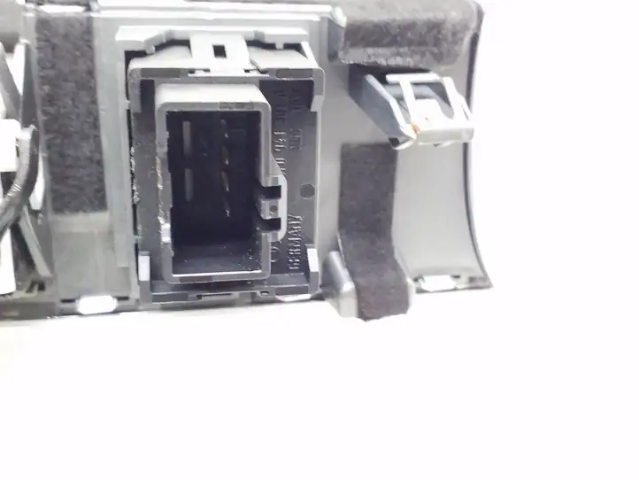 Audi A6 S6 C6 4F (2004 - 2008) 4F1820901A Боковой воздушный дефлектор — фото 3
