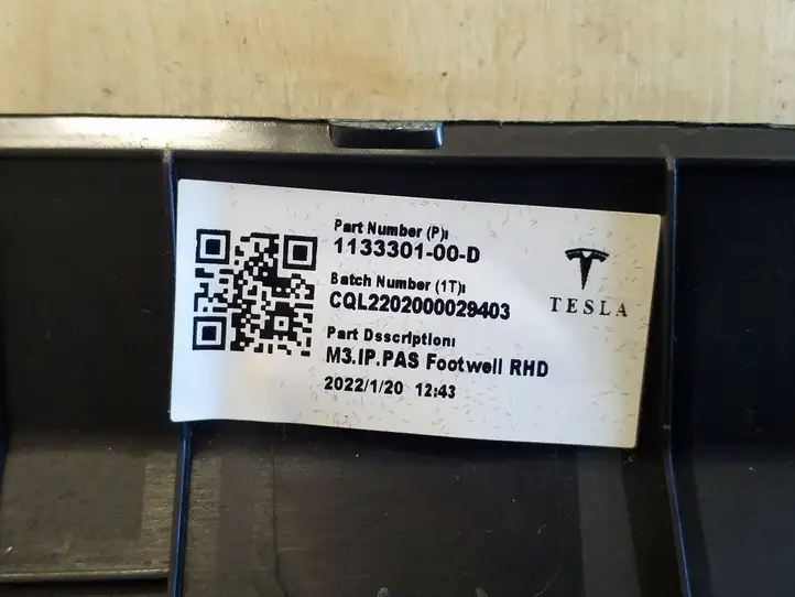 Tesla Model 3 (2017 - 2023) 113330100D Нижняя отделка панели приборов — фото 2