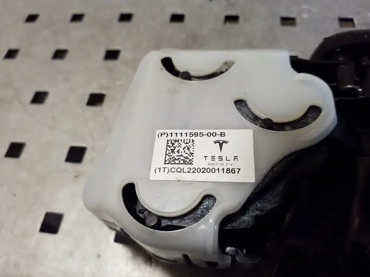 Tesla Model 3 (2017 - 2023) 111159700B Воздушная решетка панели — фото 4