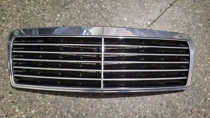 2108880123 Mercedes-Benz E W210 Grotelės priekinės