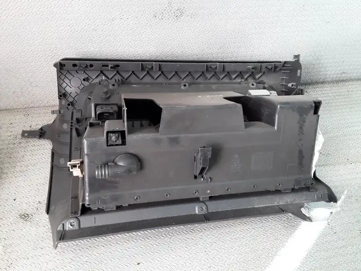 Volkswagen Golf V (2003 - 2009)  1K2857290 Комплект ящика для вещей (бардачка)