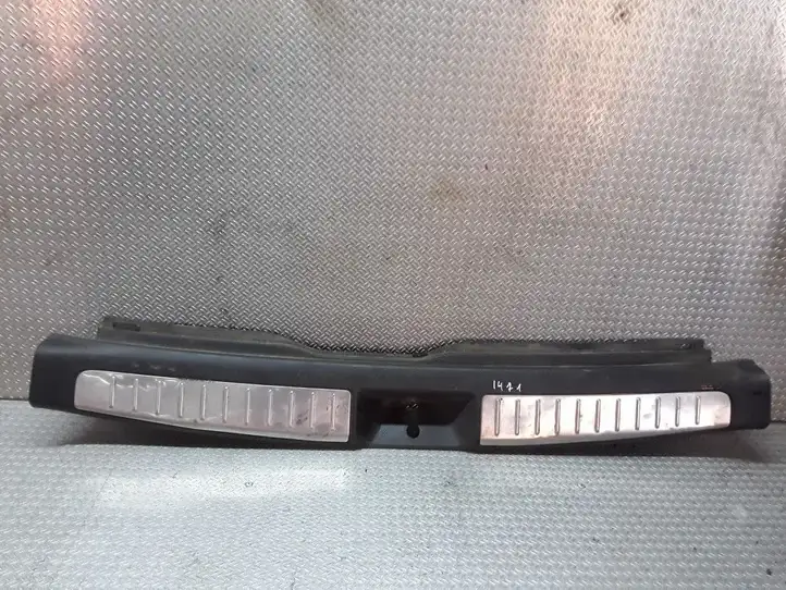 Toyota Avensis T250 (2003 - 2006) Отделка порога багажника — фото 1