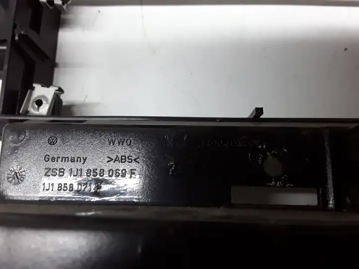 Volkswagen Golf IV (1998 - 2005)  1J1858071 Отделка радио/ навигации