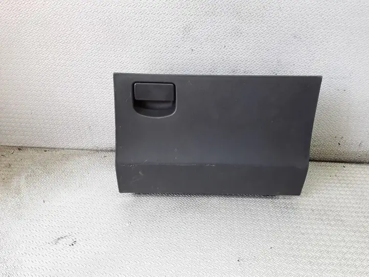 Toyota Yaris (2005 - 2009) 555500D060 Крышка бардачка — фото 1